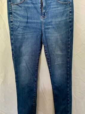 American Eagle Outfitters Skinny Jeans in Medium Blue Wash
